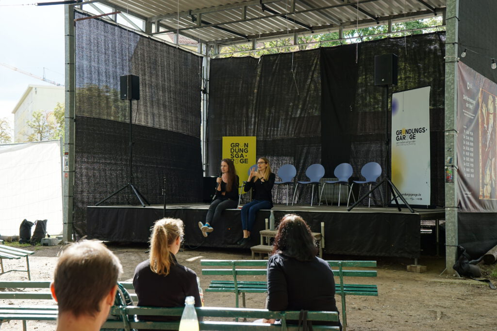 Sign language workshop with TiNo der Dino at Ideengarage 2022.